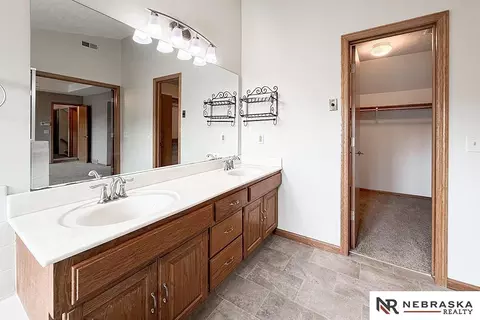 Bath - 14465 Patrick Ave, Omaha, NE 68116 photo 5 of 9