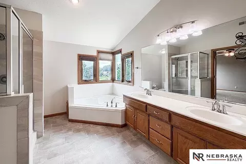 Bath - 14465 Patrick Ave, Omaha, NE 68116 photo 2 of 9