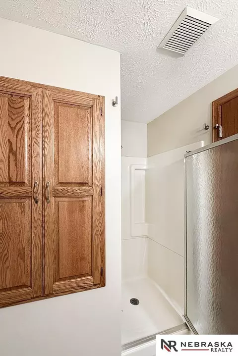 Bath - 14465 Patrick Ave, Omaha, NE 68116 photo 9 of 9