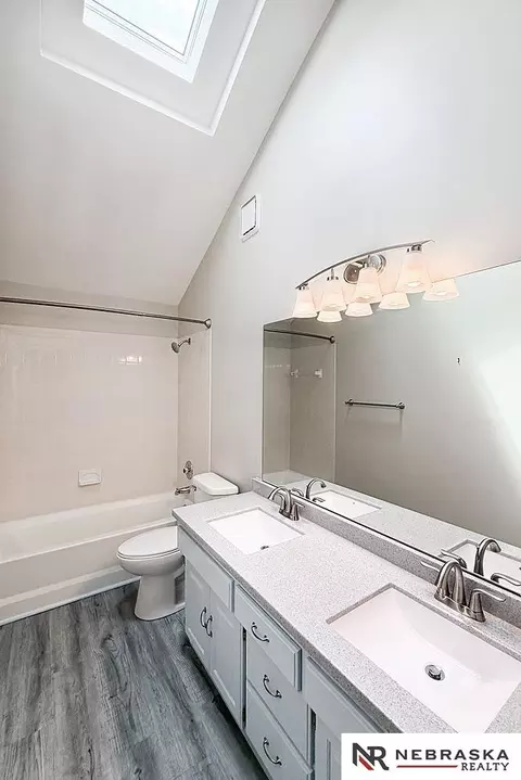 Bath - 14465 Patrick Ave, Omaha, NE 68116 photo 8 of 9