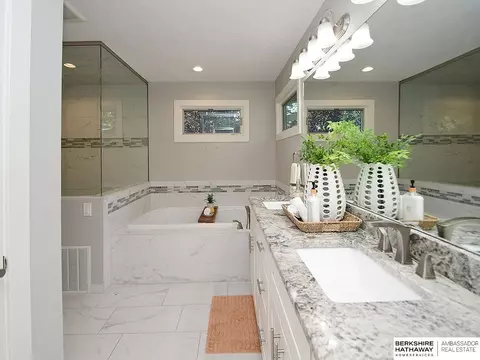 Bath - 621 Riverside Dr, Waterloo, NE 68069 photo 8 of 9