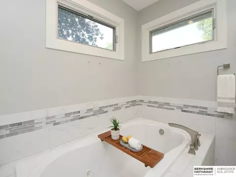 Bath - 621 Riverside Dr, Waterloo, NE 68069 photo 7 of 9