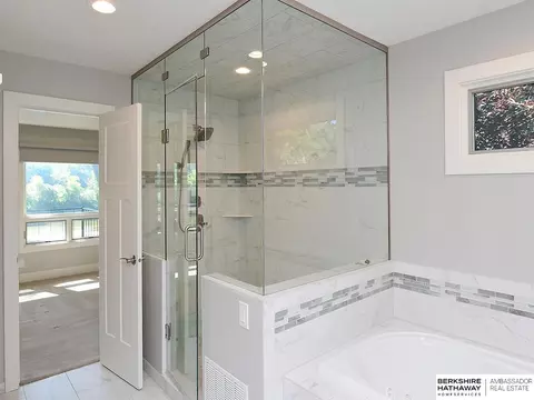Bath - 621 Riverside Dr, Waterloo, NE 68069 photo 5 of 9