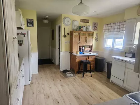 Kitchen - 315 N 7th St, Lyons, NE 68038 photo 3 of 3