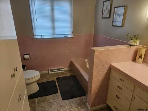 Bath - 315 N 7th St, Lyons, NE 68038 photo 2 of 3