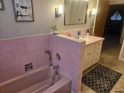 Bath - 315 N 7th St, Lyons, NE 68038 photo 3 of 3