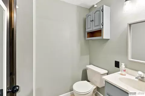 Bath - 13109 Patrick Cir, Omaha, NE 68164 photo 2 of 2