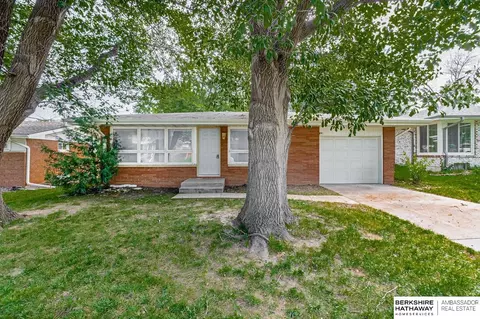 530 Brookside Dr, Lincoln, NE 68528