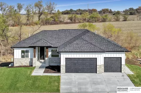 8730 Dragonfly Ln, Lincoln, NE 68526