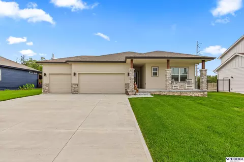 10452 S 113th St, Papillion, NE 68046