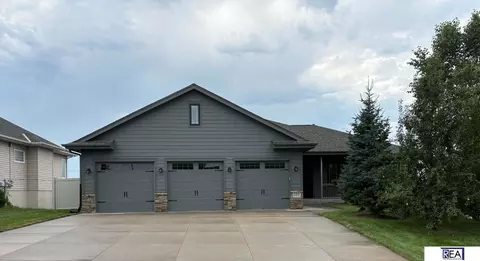 10509 Hillcrest Dr, La Vista, NE 68128