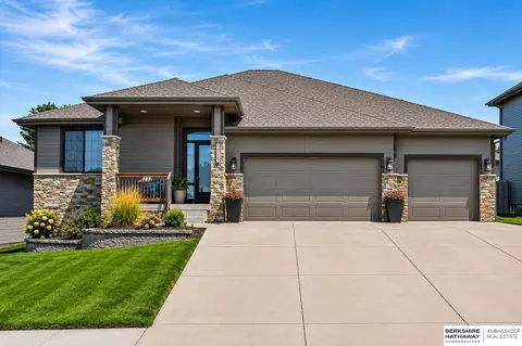 19312 Robin Dr, Gretna, NE 68028