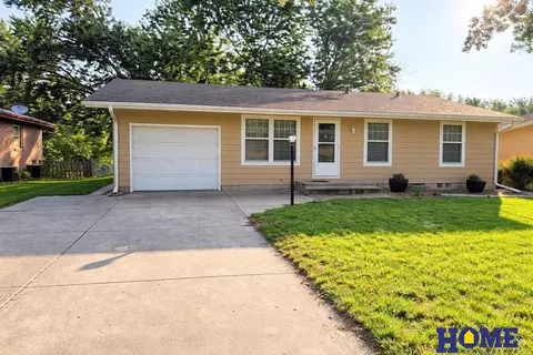 8130 N Hazelwood Dr, Lincoln, NE 68510