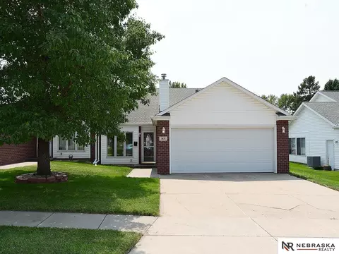 5631 Harmony Ct, Lincoln, NE 68516