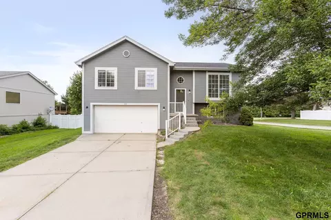 724 Clearwater Dr, Papillion, NE 68046