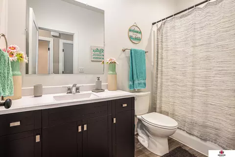 Bath - 1301 N 9th St, Beatrice, NE 68310 photo 2 of 3