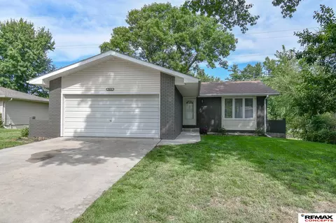 5616 Dogwood Dr, Lincoln, NE 68516