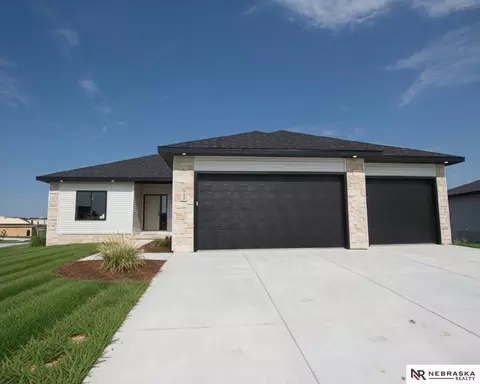 9400 Dalton Dr, Lincoln, NE 68516