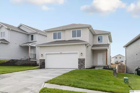 7921 N 94th St, Omaha, NE 68122