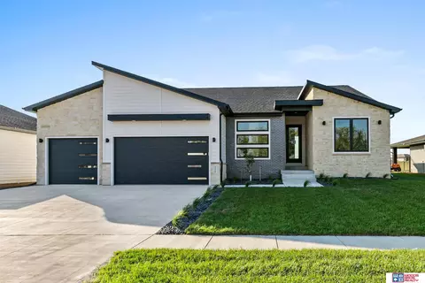 3520 Tree Line Dr, Lincoln, NE 68516