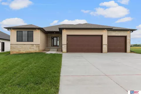 9201 Castle Pine Dr, Lincoln, NE 68516