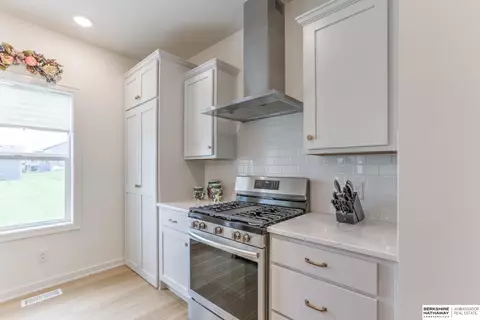 Kitchen - 16909 Daniel St, Bennington, NE 68007 photo 7 of 8