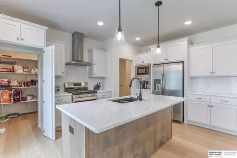 Kitchen - 16909 Daniel St, Bennington, NE 68007 photo 6 of 8