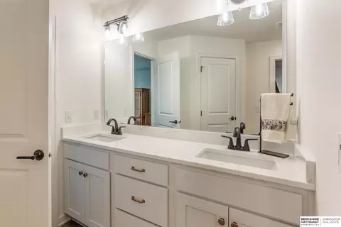 Bath - 16909 Daniel St, Bennington, NE 68007 photo 2 of 4