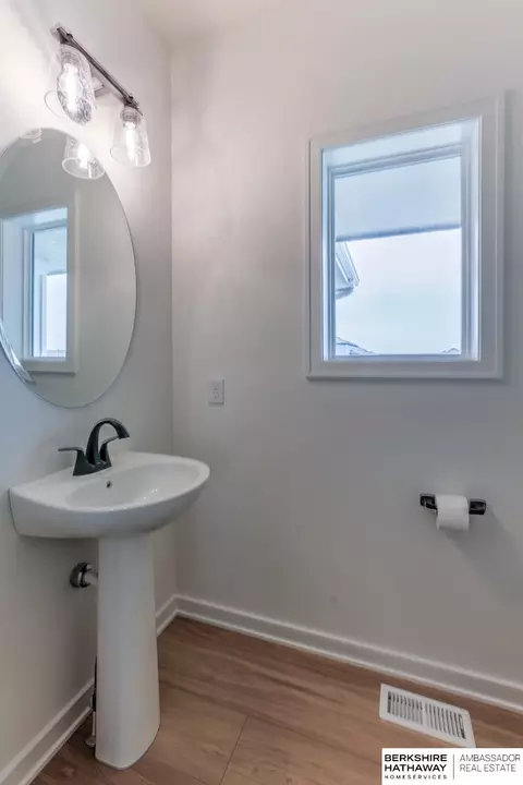Bath - 16909 Daniel St, Bennington, NE 68007 photo 1 of 4