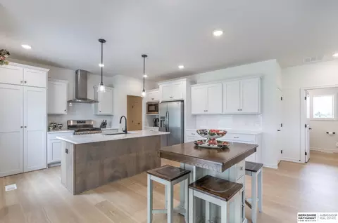 Kitchen - 16909 Daniel St, Bennington, NE 68007 photo 5 of 8