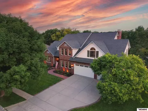 8201 Dorset Dr, Lincoln, NE 68510