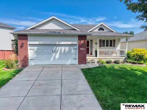 1636 Blackhawk Dr, Lincoln, NE 68521