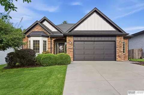 2721 Docs Dr, Lincoln, NE 68507