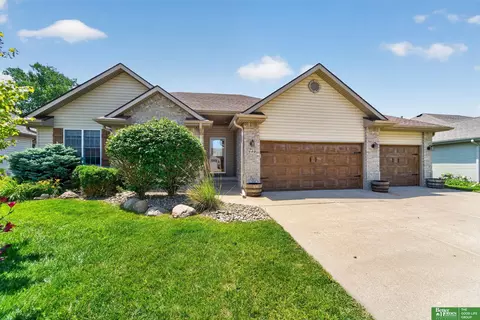 940 Key Cir, Carter Lake, IA 51510
