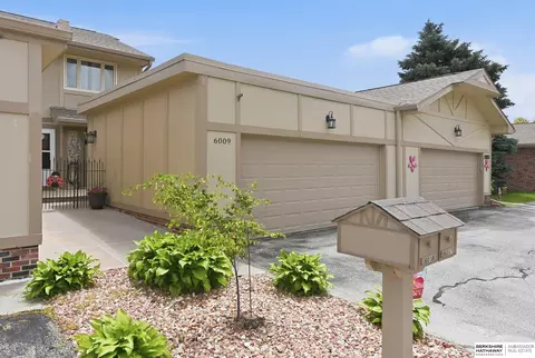 6009 Oak Hills Dr #22, Omaha, NE 68137