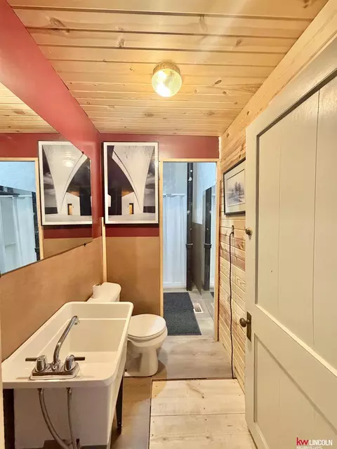 Bath - 420 Elm St, Gresham, NE 68367 photo 1 of 4