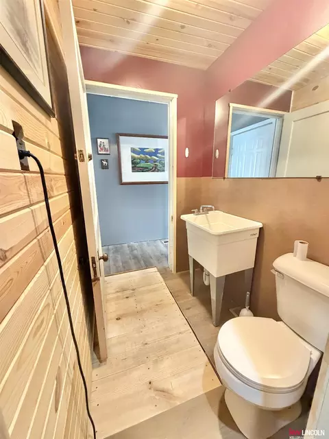 Bath - 420 Elm St, Gresham, NE 68367 photo 3 of 4