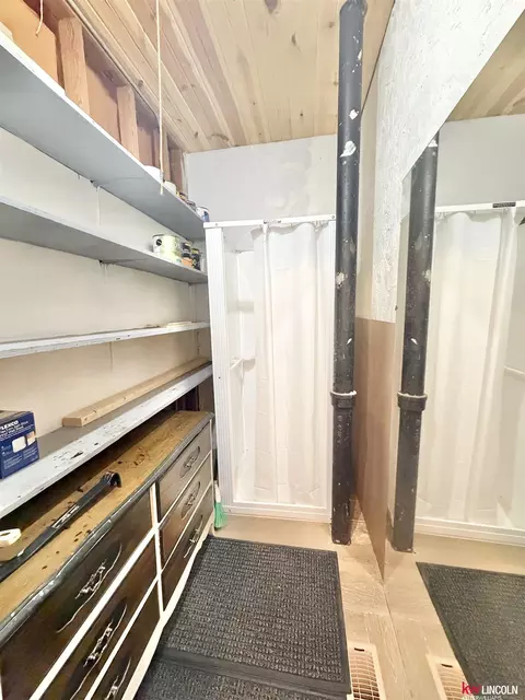 Bath - 420 Elm St, Gresham, NE 68367 photo 2 of 4