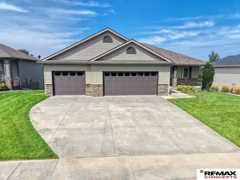 7321 Hidden Valley Dr, Lincoln, NE 68526