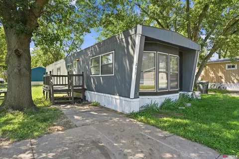 251 Alexander Rd, Lincoln, NE 68521