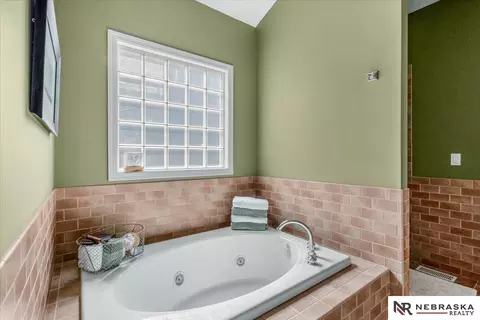 Bath - 17618 Colonial Ave, Omaha, NE 68136 photo 4 of 10