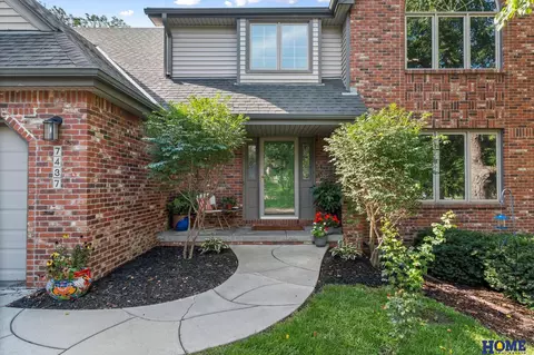 7437 Grand Oaks Dr, Lincoln, NE 68516
