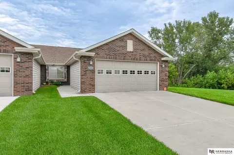 6636 Ashbrook Dr, Lincoln, NE 68516