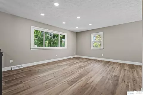 Living - 2004 Pleasantview Ln, Bellevue, NE 68005 photo 2 of 4