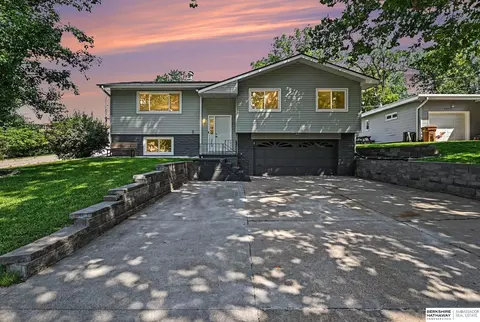 2004 Pleasantview Ln, Bellevue, NE 68005