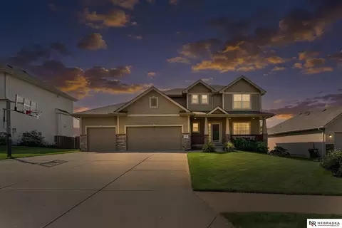 10605 Hillcrest Dr, La Vista, NE 68128