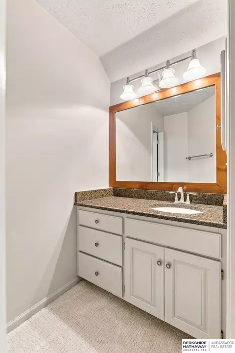 Bath - 20709 Cedar Heights Cir, Springfield, NE 68059 photo 7 of 10