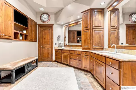 Bath - 20709 Cedar Heights Cir, Springfield, NE 68059 photo 4 of 10
