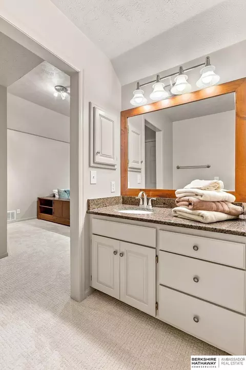 Bath - 20709 Cedar Heights Cir, Springfield, NE 68059 photo 6 of 10