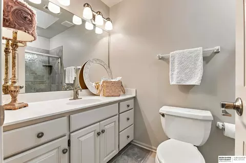 Bath - 20709 Cedar Heights Cir, Springfield, NE 68059 photo 8 of 10